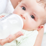 dziecko z butelką mleka